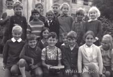 Dzieci przed pałacykiem Bogusławskiego