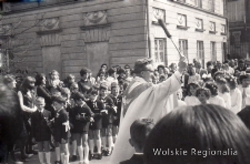 Dzieci przed pałacykiem Bogusławskiego