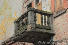 Balkon zrujnowanego budynku przy ul. Jana Olbrachta 22