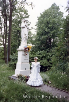 Posąg na cmentarzu przy kościele św. Wawrzyńca