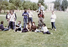 Grupa młodzieży na terenie przyszłej alei Prymasa Tysiąclecia