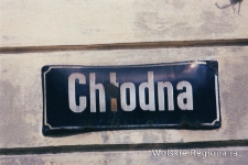 Stara tablica z nazwą ulicy Chłodna