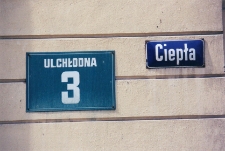 Tablice z nazwami ulic na budynku Muzeum Pożarnictwa