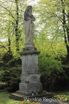 Posąg na cmentarzu przy kościele św. Wawrzyńca