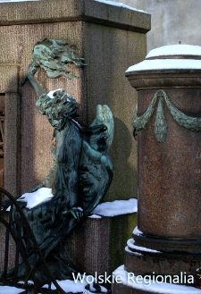 Rzeźba anioła na grobowcu rodzinny Laskowskich-Nagórków