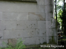 Ślady po walkach z czasów II wojny światowej na cmentarzu ewangelicko-reformowanym