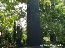 Nagrobek na cmentarzu ewangelicko-reformowanym z widocznymi śladami walk z czasów II wojny światowej