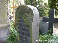 Macewa na cmentarzu ewangelicko-reformowanym z widocznymi śladami walk z czasów II wojny światowej