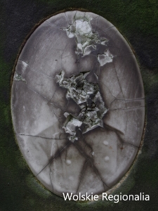 Zniszczone zdjęcie nagrobkowe na grobie Stefana Chełmińskiego na cmentarzu ewangelicko-reformowanym