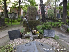 Monument upamiętniający żołnierzy AK poległych w Powstaniu Warszawskim na cmentarzu ewangelicko-reformowanym