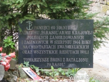 Tablica informacyjna przy monumencie upamiętniającym żołnierzy AK poległych w Powstaniu Warszawskim na cmentarzu ewangelicko-reformowanym