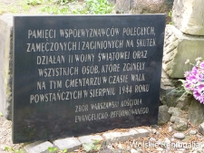 Tablica informacyjna przy monumencie upamiętniającym żołnierzy AK poległych w Powstaniu Warszawskim na cmentarzu ewangelicko-reformowanym