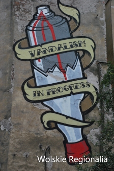 Graffiti na przedwojennej kamienicy przy ul. Łuckiej 14