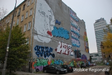 Graffiti na przedwojennej kamienicy przy Łuckiej 14