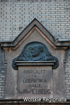 Płaskorzeźba przedstawiająca Hipolita i Ludwikę Wawelbergów na fasadzie budynku przy ul. Ludwiki 1.