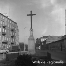 Metalowy krzyż na rogu ulic Wolność i Żytniej.