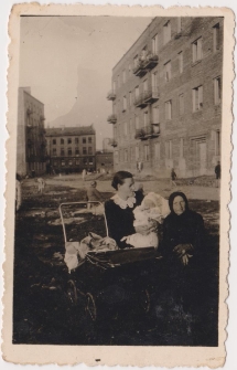 Kobiety z dzieckiem przy ulicy Henryka Barona (nazwa nadana w 1948 roku)