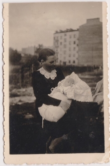 Kobieta z dzieckiem przy ulicy Barona