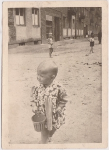 Dziecko przy skrzyżowaniu ulic Okopowej i Barona