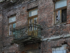 Balkon zrujnowanej kamienicy przy ulicy Łuckiej 8