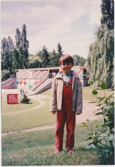 Chłopiec przy amfiteatrze w Parku Józefa Sowińskiego