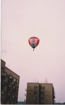 Balon na ogrzane powietrze nad parkiem im. Edwarda Szymańskiego, widok z bloku przy alei Prymasa Tysiąclecia 95