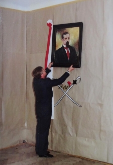 Zawieszenie portretu Henryka Sienkiwicza w trakcie uroczystości nadania imienia XII Liceum Ogólnokształcemu w Warszawie