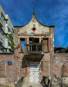 Zrujnowany budynek przy ul. Jana Olbrachta 22