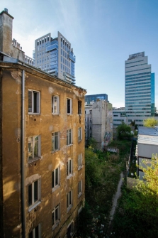 Widok z okna opuszczonej kamienicy przy ulicy Łuckiej 14