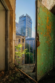 Widok z okna opuszczonej kamienicy przy ulicy Łuckiej 14