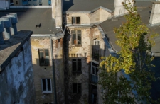 Widok z dachu opuszczonej kamienicy przy ulicy Łuckiej 14