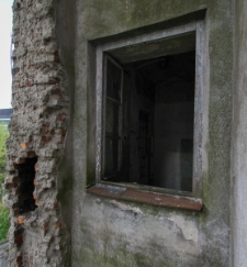 Widok na fragment budynku i okna opuszcznonej kamienicy przy ulicy Łuckiej 16