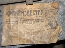 Fragment gazety z 1980 r. pozostawiony w opuszczonej kamienicy przy ulicy Łuckiej 16
