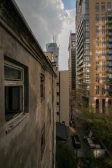 Widok z okna opuszczonej kamienicy przy ulicy Łuckiej 16