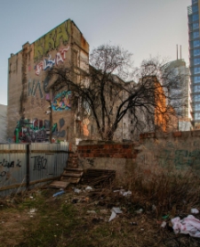 Widok na pozostałości z budynku przy ulicy Łuckiej 16