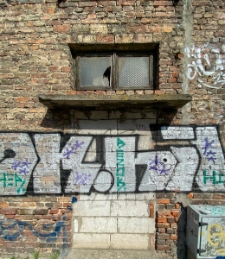 Drzwi opuszczonej kamienicy przy ulicy Jana Olbrachta 16