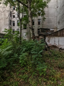 Budynek opuszczonej kamienicy przy ulicy Wroniej 50