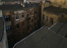 Widok z dachu kamienicy przy ulicy Żelaznej 43