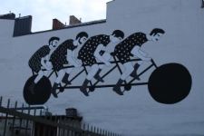 Mural "Cykliści" autorstwa Alicjii Białej przy ulicy Ogrodowej 65