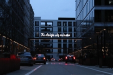 Neon "Tu dzieje się miasto" przy ulicy Haberbuscha i Schielego