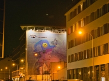 Mural "Chłopiec" namalowany farbami pochłaniającymi smog przy ulicy Ogrodowej 59a nocą