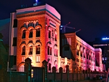 Muzeum Powstania Warszawskiego nocą