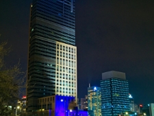 Wieżowiec Warsaw Trade Tower nocą