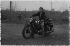 Chłopiec na motorze na gospodarstwie przy ulicy Moczydło 7