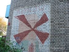Mural na ścianie bloku przy ul. Grenady 8a