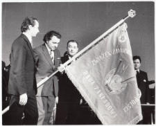 Andrzej Kajka trzymający sztandar Rady Zakładowej Związków Zawodowych Metalowców w Polsce