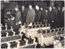 Zespół partyjno-rządowy w trakcie zwiedzania hali montażowej, kontrola cylindrów przed montażem osłon