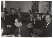 Pracownicy należący do zakładowego Klubu Żeglarskiego w czasie zebrania sprawczo-wyborczego