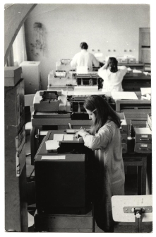 Pracownicy ZMiN w czasie pracy na maszynach analitycznych do wykonywania tabulogramów