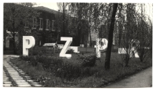 Dekoracja wykonana na obchody Święta Pracy - napis PZPR - na terenie ZMiN
